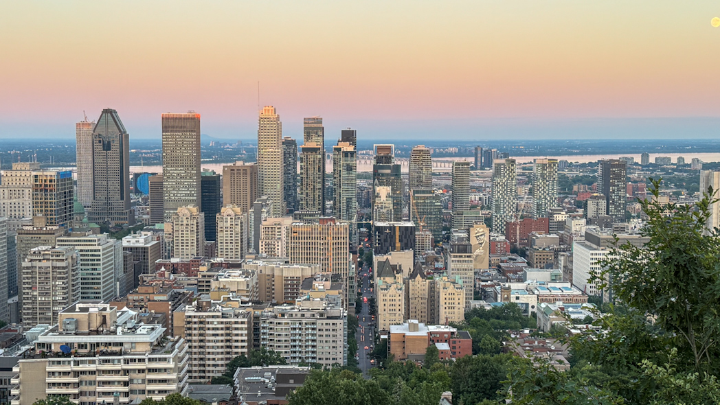 Vue de Montréal au coucher du soleil depuis le belvédère du Mont Royal