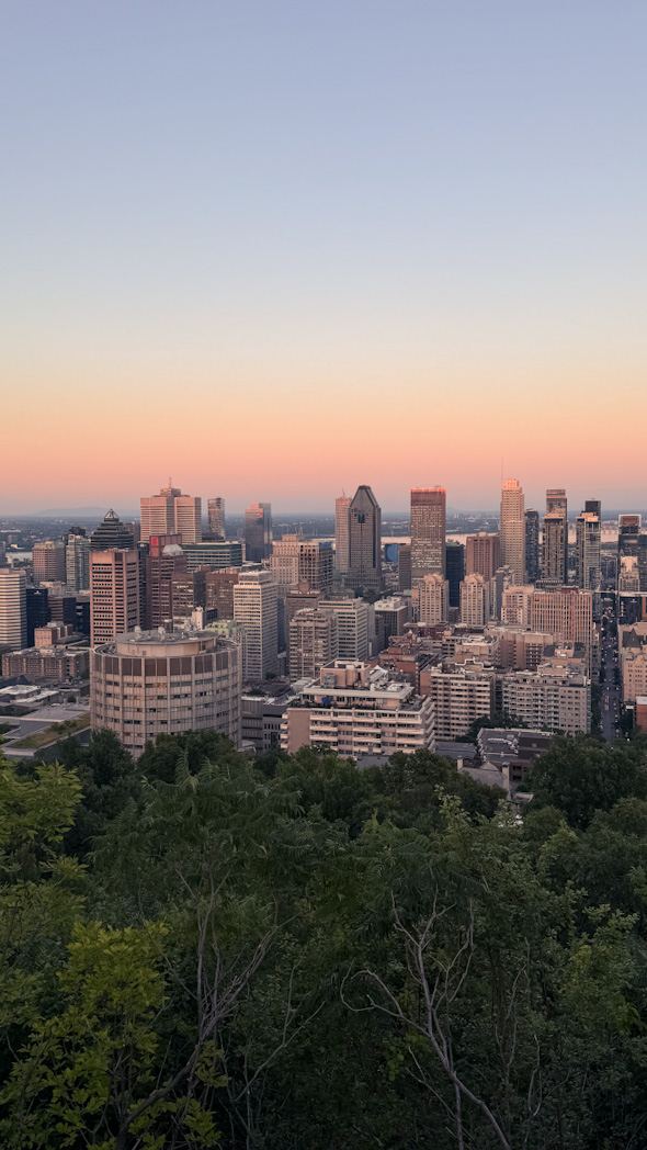 Vue de Montréal au coucher du soleil depuis le belvédère du Mont Royal