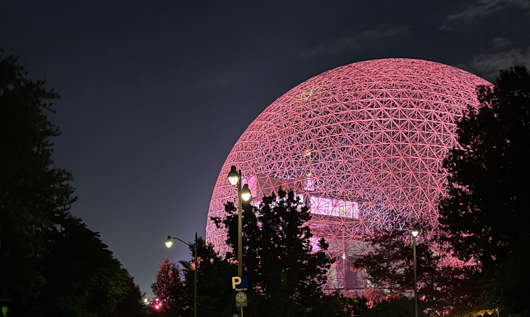 Biosphère de Montréal illuminée la nuit