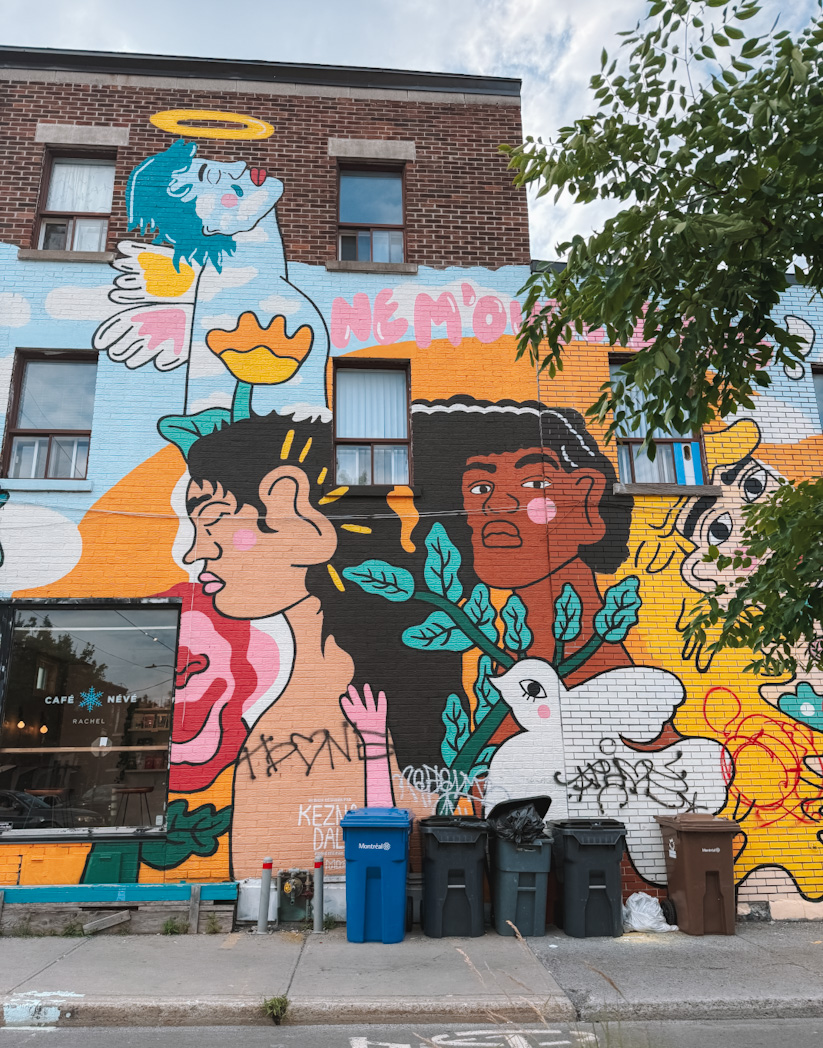 Street art coloré La Main sur La Main Le boulevard Saint-Laurent à Montréal