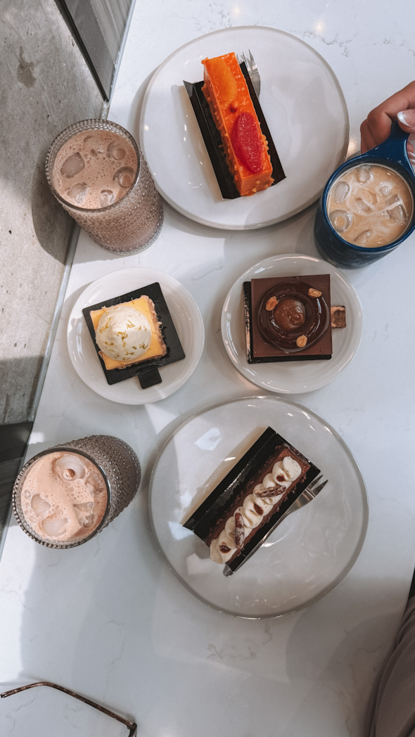 Dégustation d’un café et d’une pâtisserie artisanale chez Potier à Montréal.