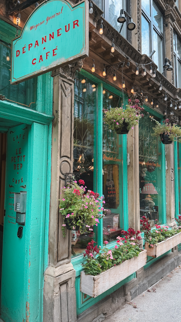 Façade du Café le Petit Dep dans le Vieux-Montréal