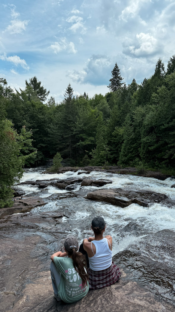 Cascade entourée de forêt dans le Parc national de la Mauricie road trip de 15 jours au Québec