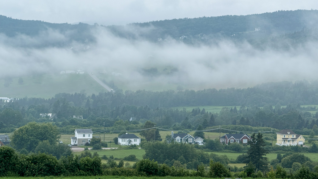Brume matinale sur les montagnes des Éboulements dans la région de Charlevoisx au Québec