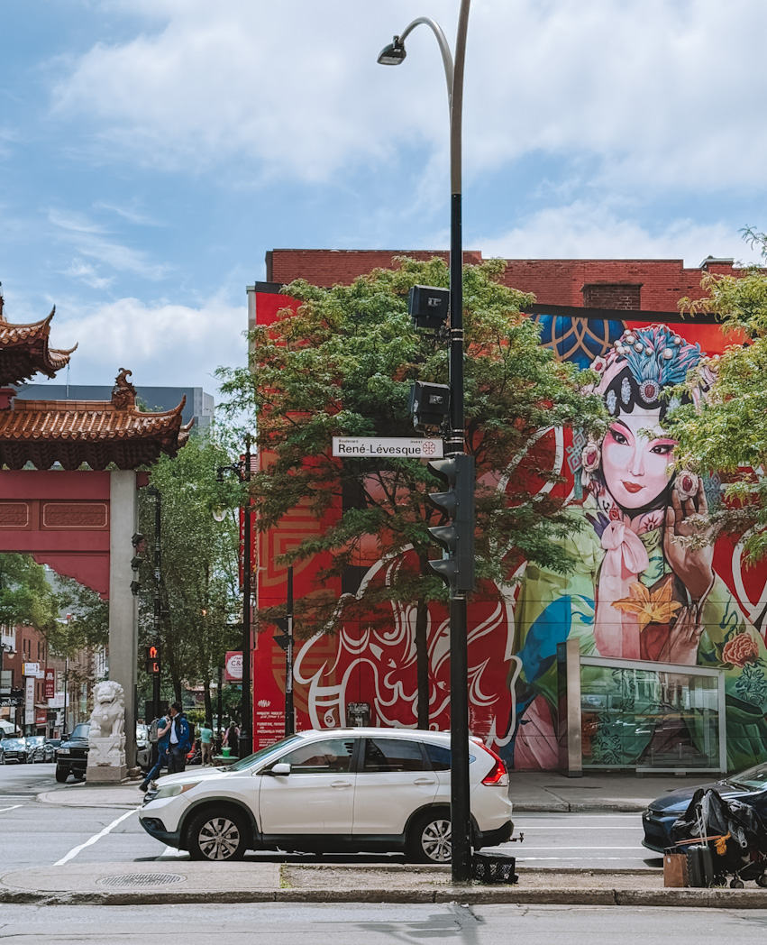 Street art coloré à l’entrée du quartier chinois de Montréal