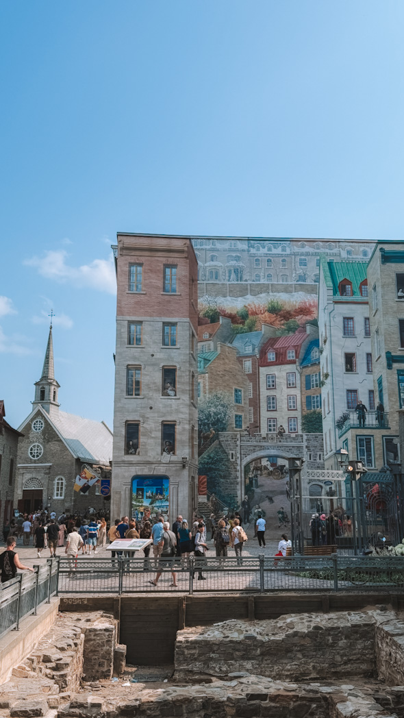 Peinture murale la Fresque des québecois dans le Vieux-Québec