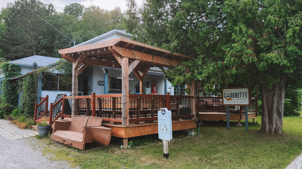 Gîte Maison Cadorette entouré d’arbres et de nature près du Parc national de la Mauricie