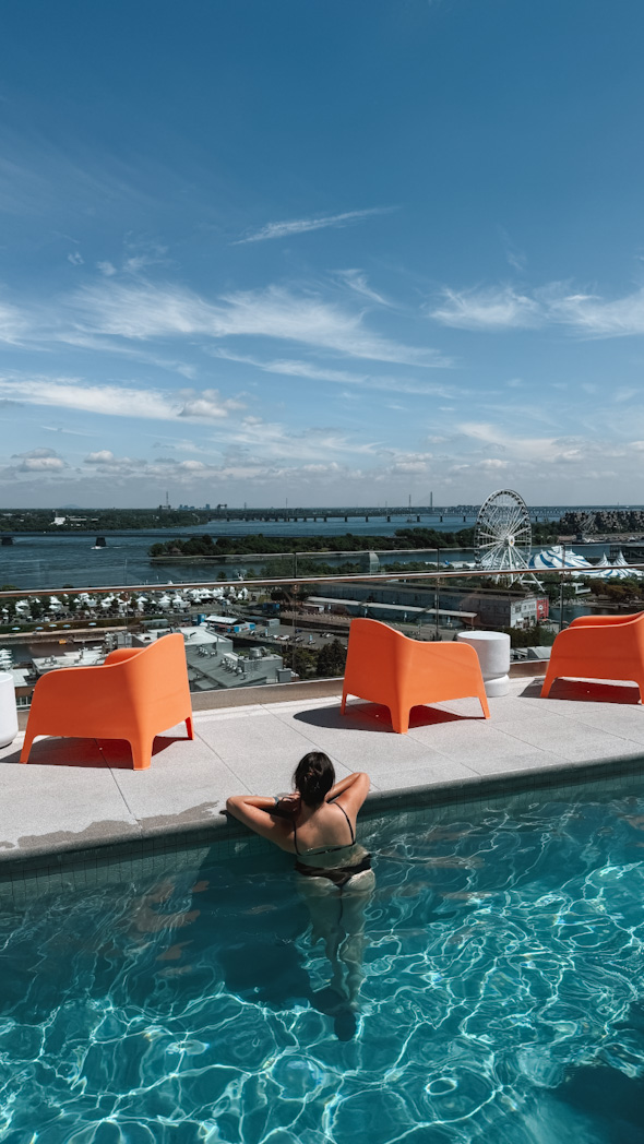 Piscine sur le toit de l’hôtel Hyatt Centric avec vue sur le Vieux-Port et la grande roue