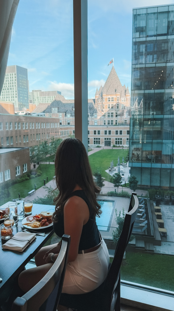 Petit-déjeuner servi avec vue à l’hôtel Hyatt Centric Montréal