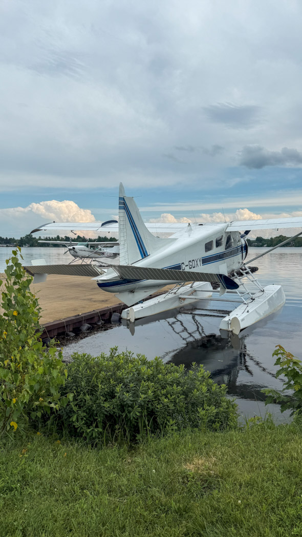 Hydravion amarré à un ponton en bois sur un lac dans la Mauricie, road trip de 15 jours au Québec