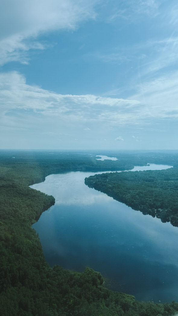 Vue aérienne de la Mauricie depuis un hydravion, avec forêts et lacs à perte de vue