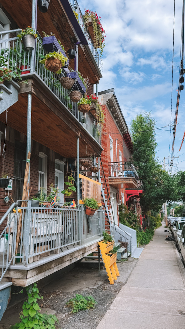 Façade typique d’une maison dans le quartier Mile End à Montréal