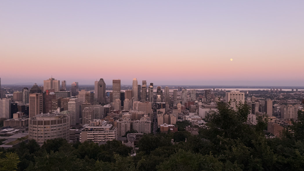 Vue sur la ville de Montréal au coucher du soleil depuis le Belvédère du Mont-Royal