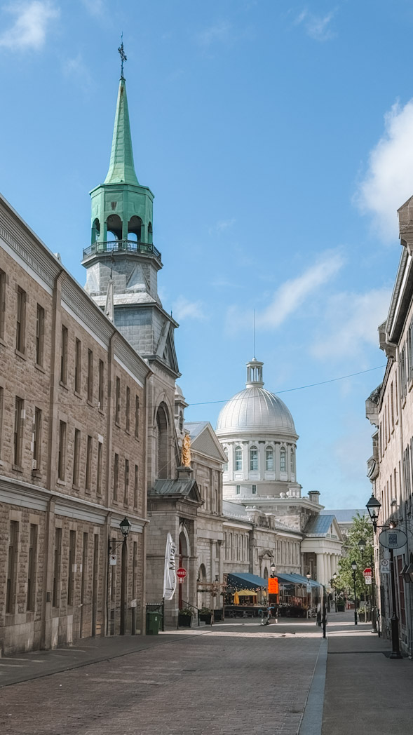 Rue de Montréal avec vue sur le marché et la chapelle Bonsecours Montréal