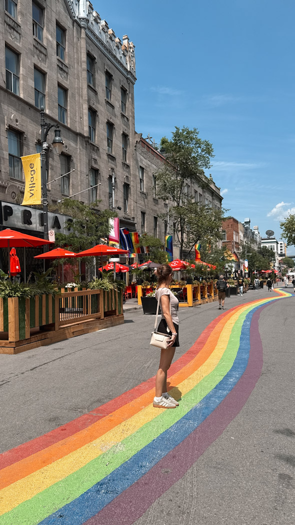 Rue colorée dans le quartier du Village à Montréal