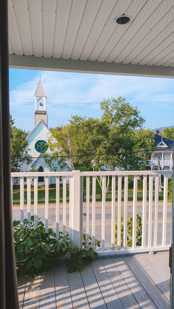 Vue depuis une chambre du Motel Beluga à Tadoussac pendant 15 jours au Québec