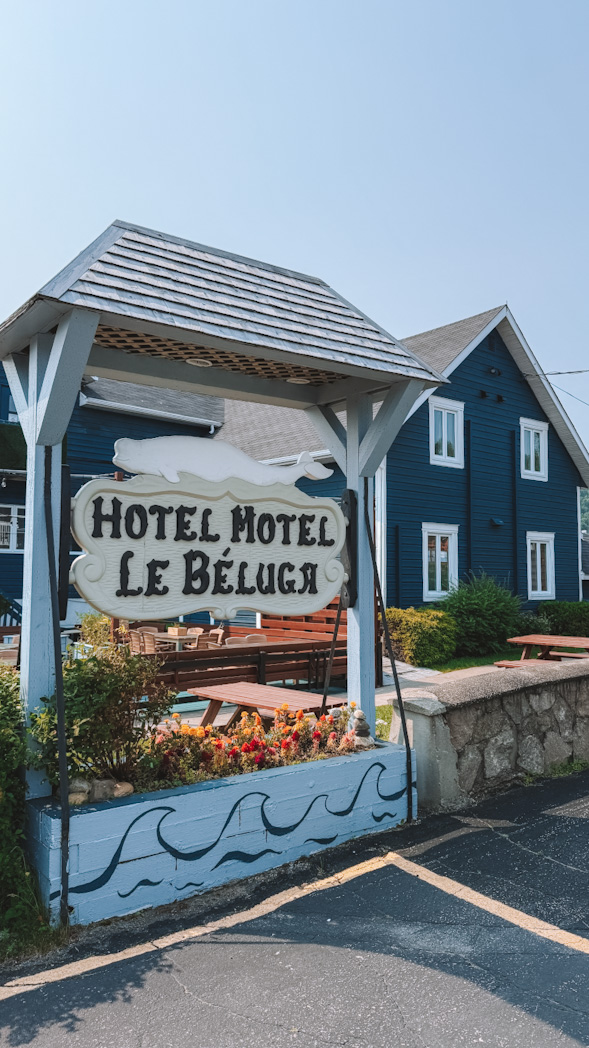 Panneau en bois devant un motel à Tadoussac pendant un voyage de 15 jours au Québec