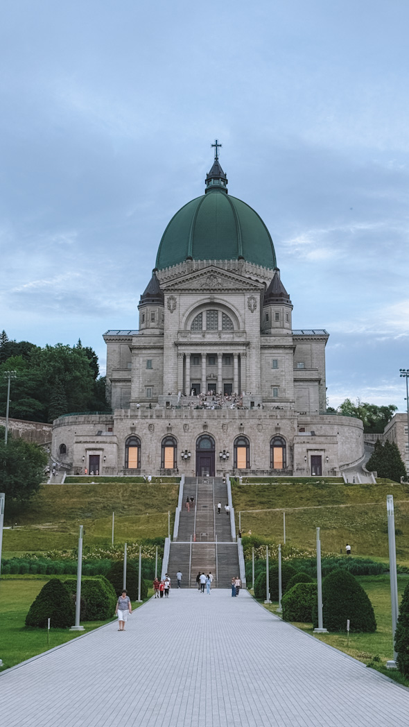 Escalier menant à l’entrée principale de l’Oratoire Saint-Joseph à Montréal