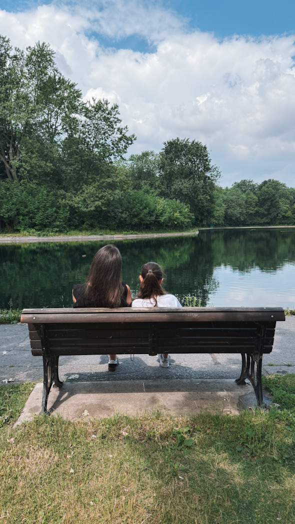 Enfants assis sur un banc au Parc La Fontaine à Montréal