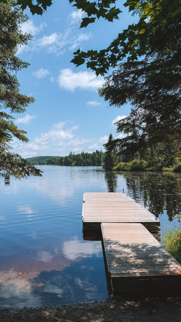 Ponton en bois sur un lac tranquille dans le Parc national de la Mauricie lors d'un road trip de 15 jours au Québec