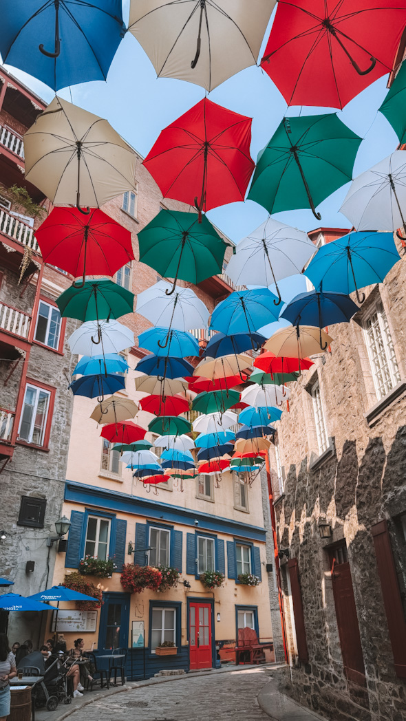 Parapluies de la rue du Cul-de-Sac dans le Quartier Petit Champlain de Québec