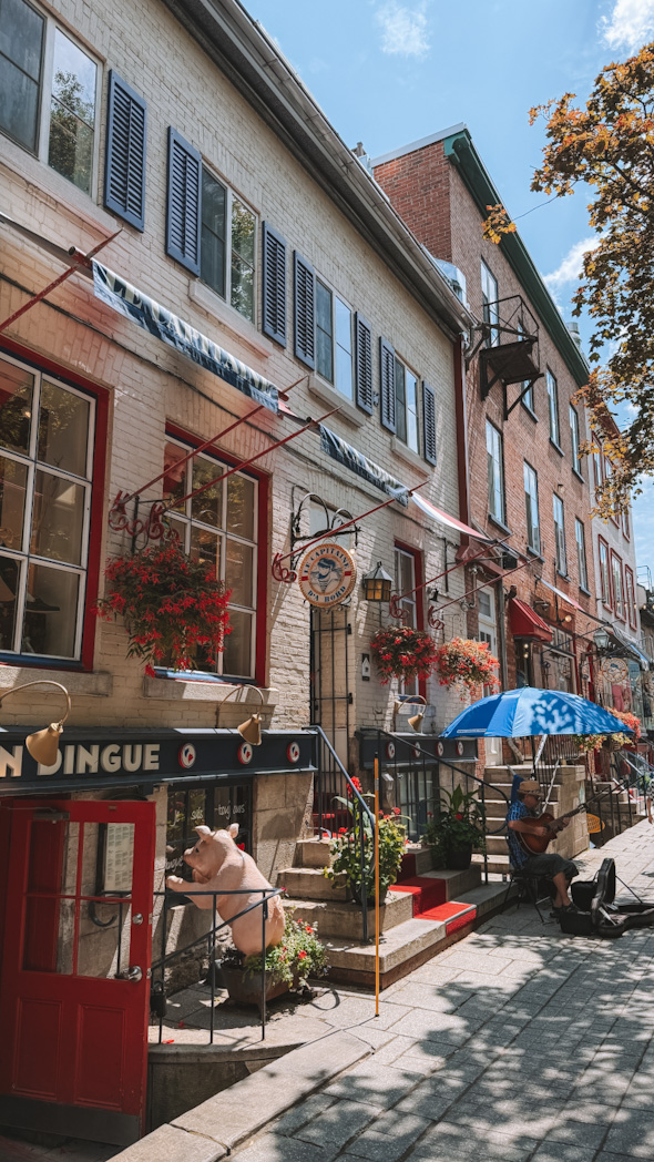 Boutiques et restaurants dans une rue du Quartier Petit Champlain de Québec