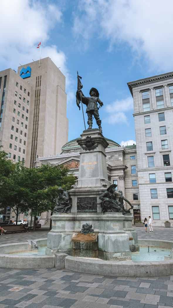 Perspective de la Place d’Armes face à la basilique Notre-Dame de Montréal