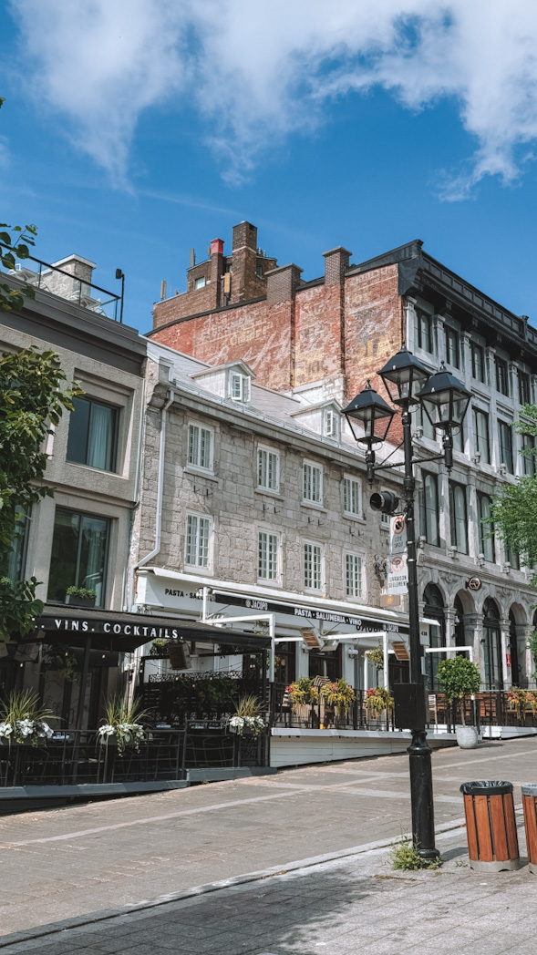Façades de la Place Jacques Cartier dans le Vieux-Montréal