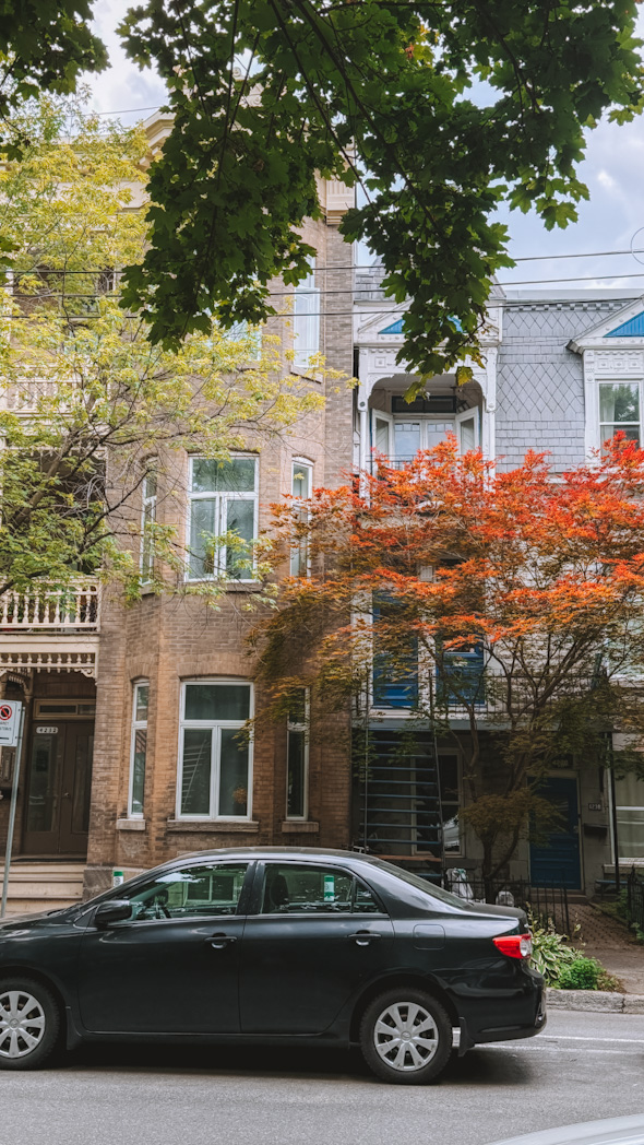Façade typique d’une maison du Plateau Mont-Royal à Montréal