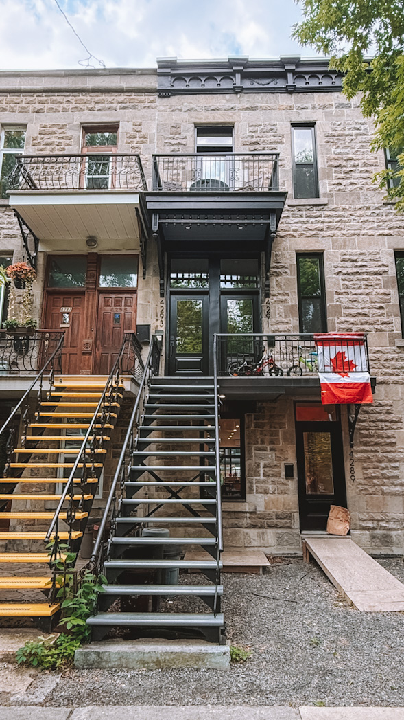 Façade typique d’une maison du Plateau Mont-Royal à Montréal