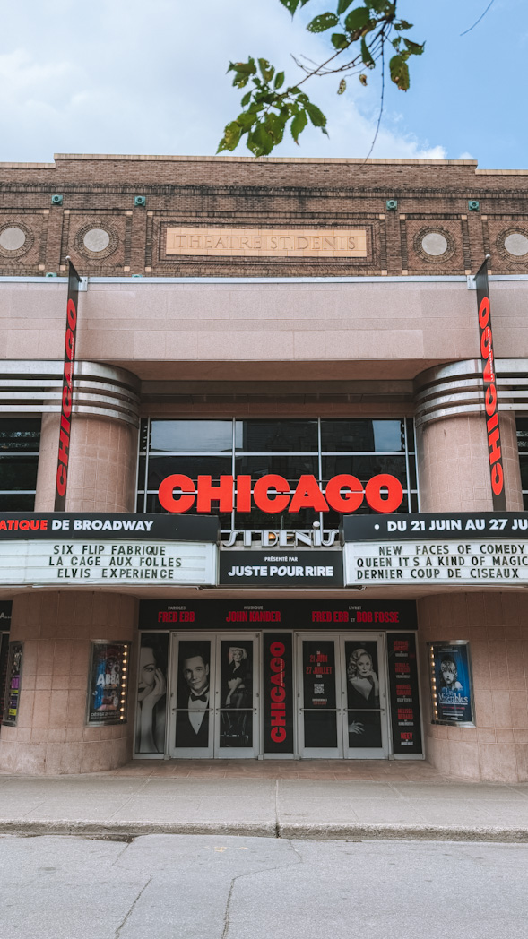 Façade du théâtre où se joue la comédie musicale Chicago dans le Quartier des spectacles de Montréal