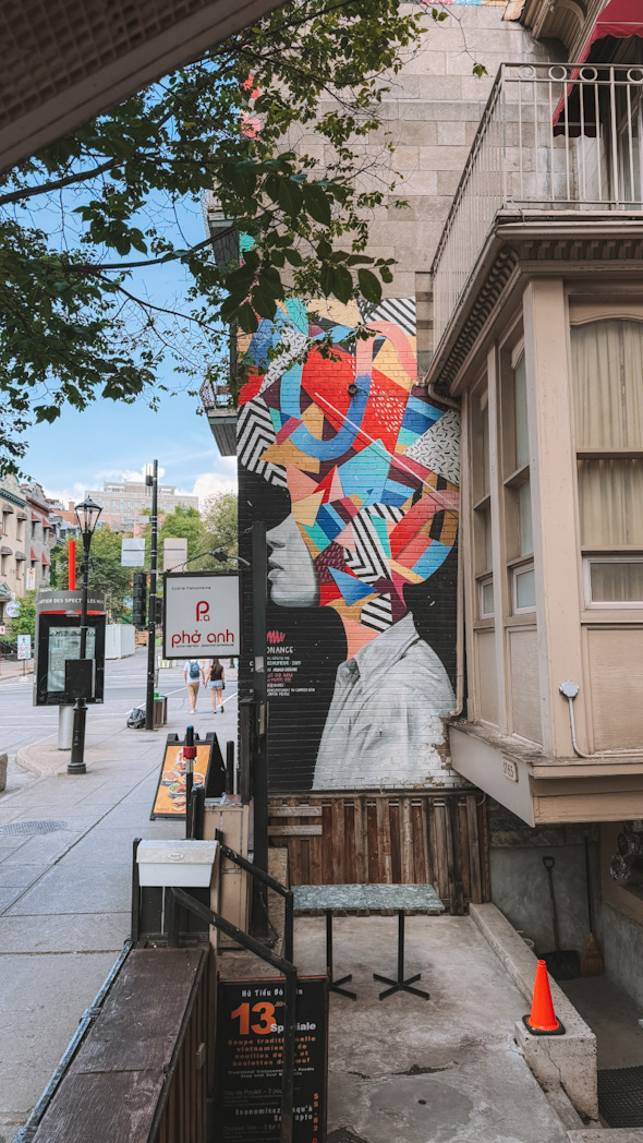 Street art dans le Quartier des spectacles de Montréal