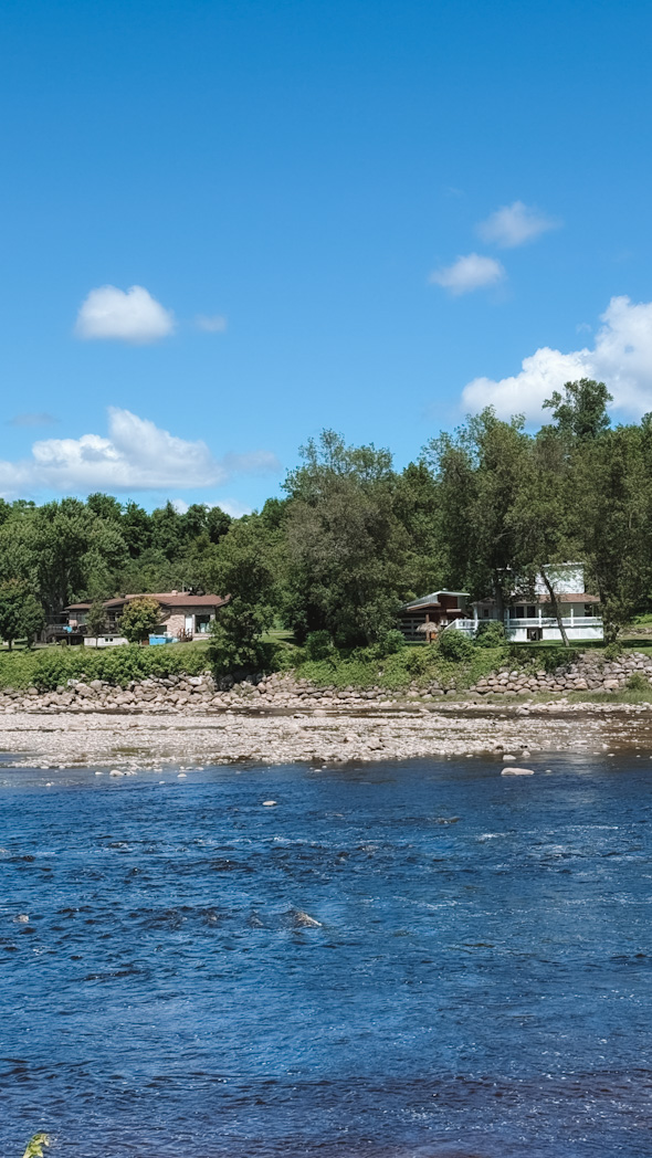 Vue depuis route sur la 132 longeant le fleuve Saint-Laurent