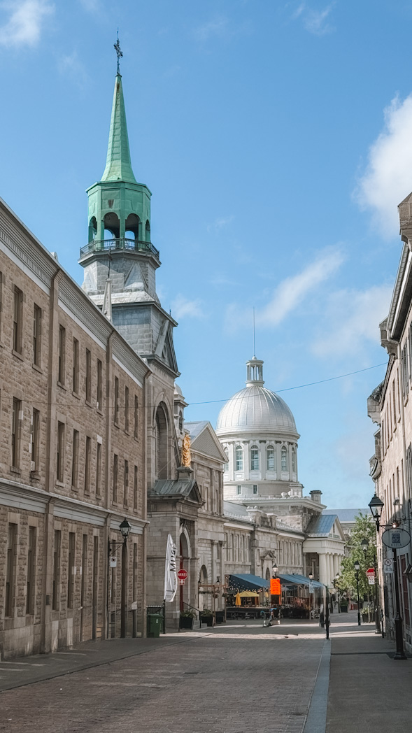 Rue Bonsecours de Montréal avec vue sur le Marché et la Chapelle Notre Dame de Bonsecours