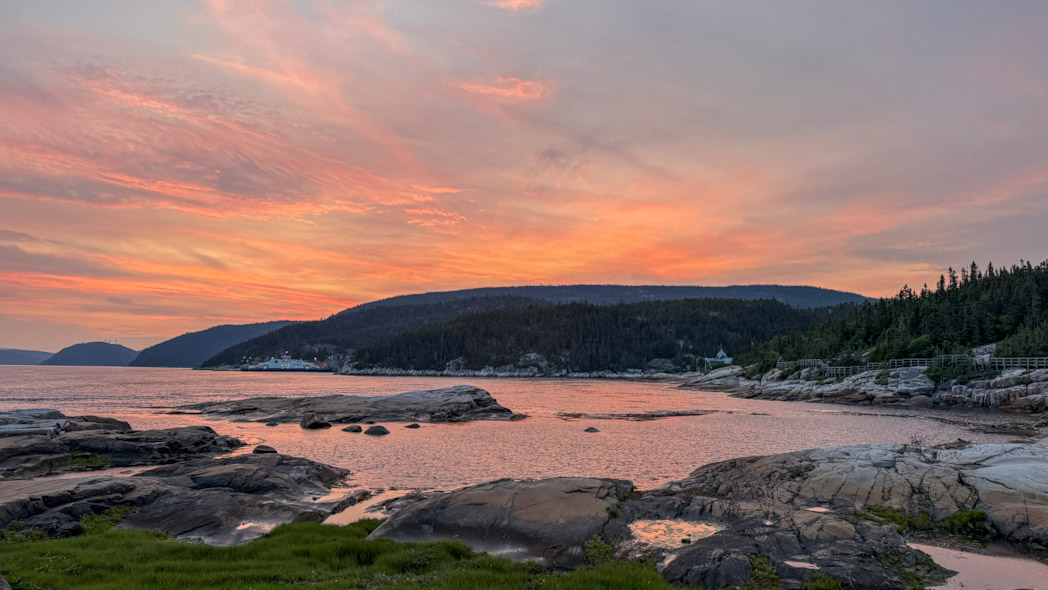 Coucher de soleil sur le sentier Sunset Pointe à Tadoussac, durant un road trip 15 jours Québec