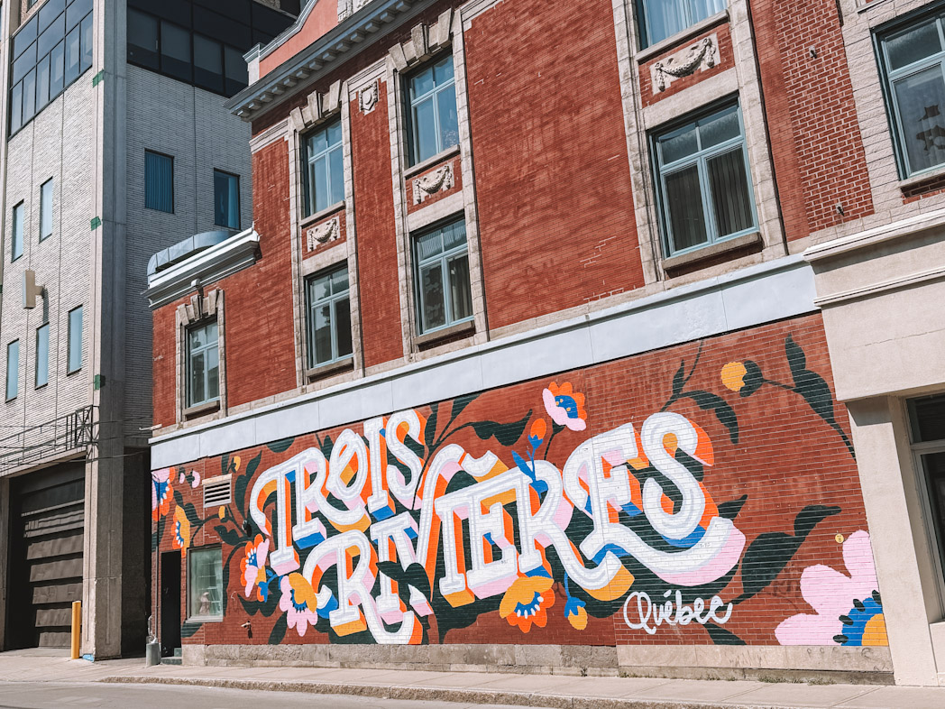 Fresque murale colorée dans une rue de Trois-Rivières au Québec