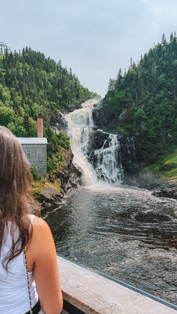 Chute impressionnante de Val-Jalbert, site à découvrir lors d’un road trip 15 jours Québec