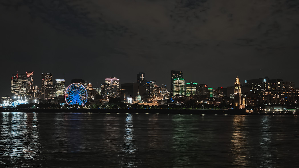 Gratte-ciels illuminés de Montréal vus depuis le Parc Jean-Drapeau la nuit