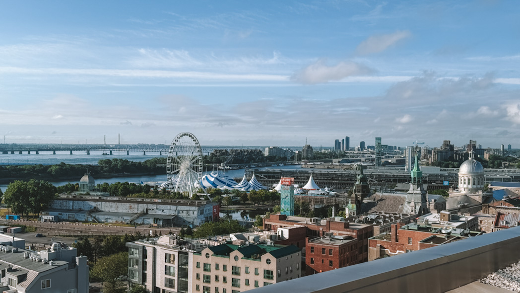 Vue sur le Vieux-Port et la Grande Roue de Montréal