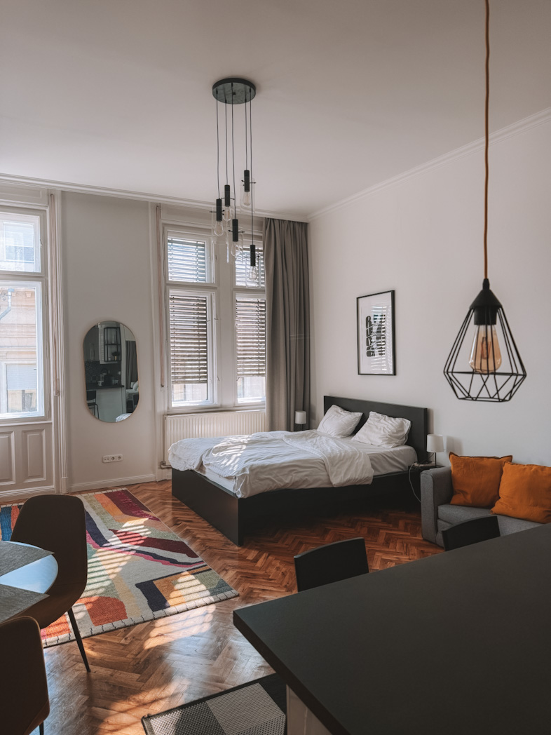 Intérieur lumineux d’un appartement à Budapest proche du Parlement