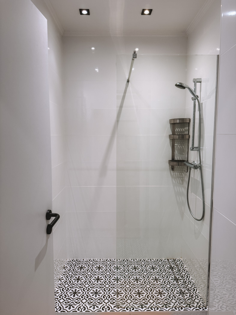 Salle de bain moderne d’un appartement à Budapest proche du Parlement
