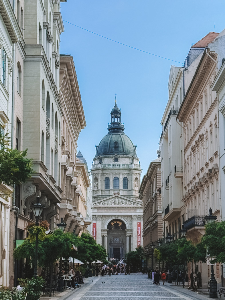 Perspective de la Basilique Saint-Étienne depuis la rue Zrínyi dans le centre de Budapest