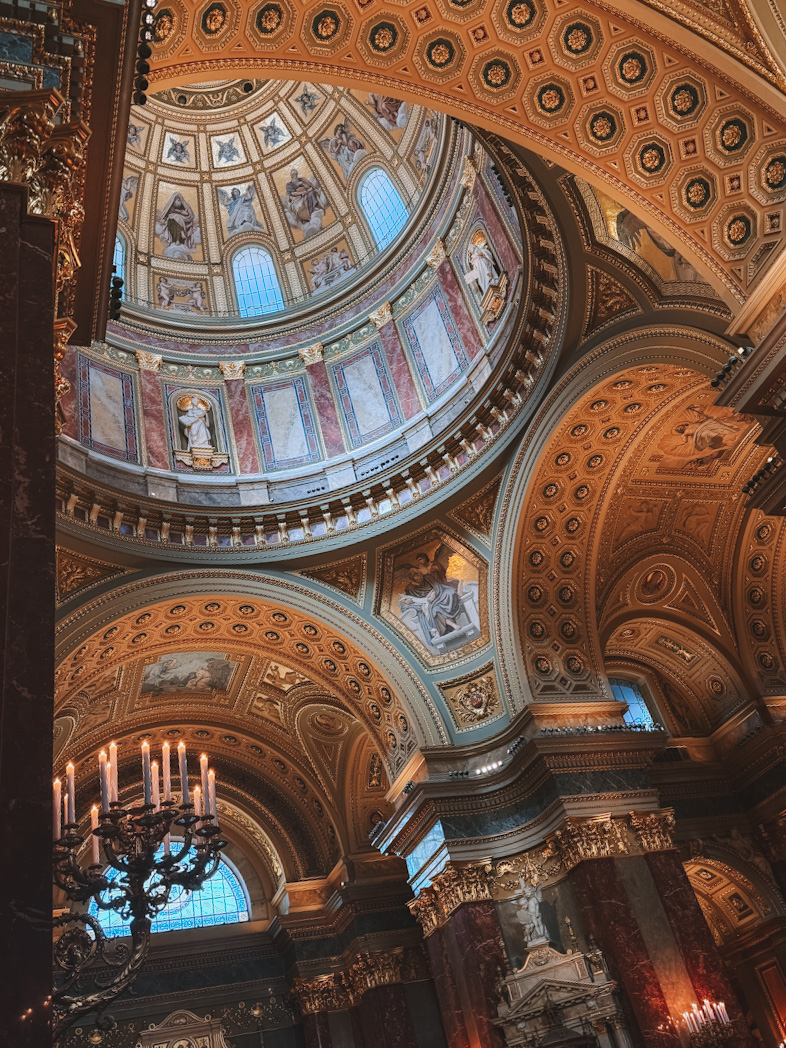 Intérieur de la Basilique Saint-Pierre avec voûtes, colonnes et décoration baroque