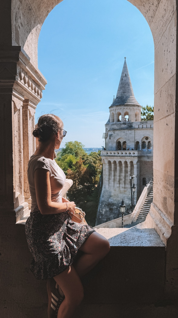 Vue sur le Bastion des Pêcheurs à Budapest encadrée par une arche en pierre