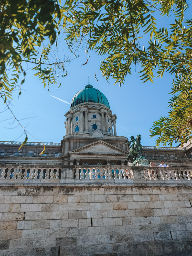 Château de Buda à Budapest avec ses façades historiques et ses toits verts