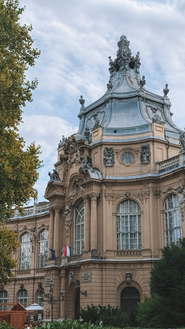 Château de Vajdahunyad au cœur du parc Városliget à Budapest