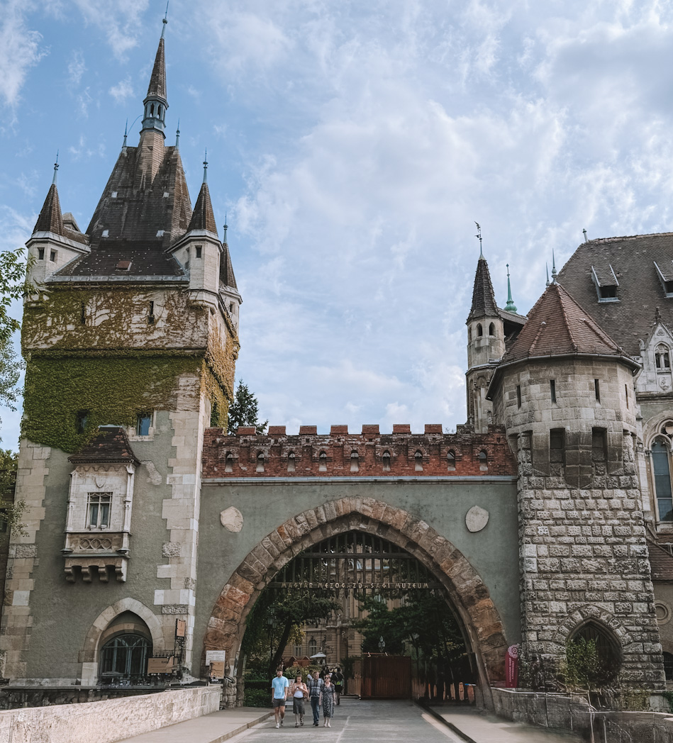 Château de Vajdahunyad au cœur du parc Városliget à Budapest
