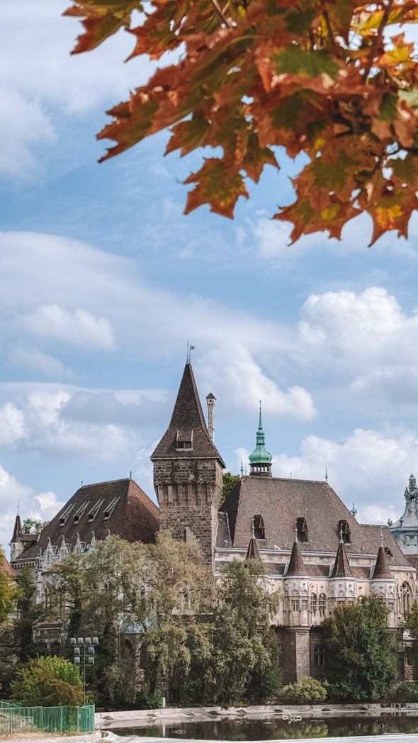 Château de Vajdahunyad et son lac au cœur du parc Városliget à Budapest