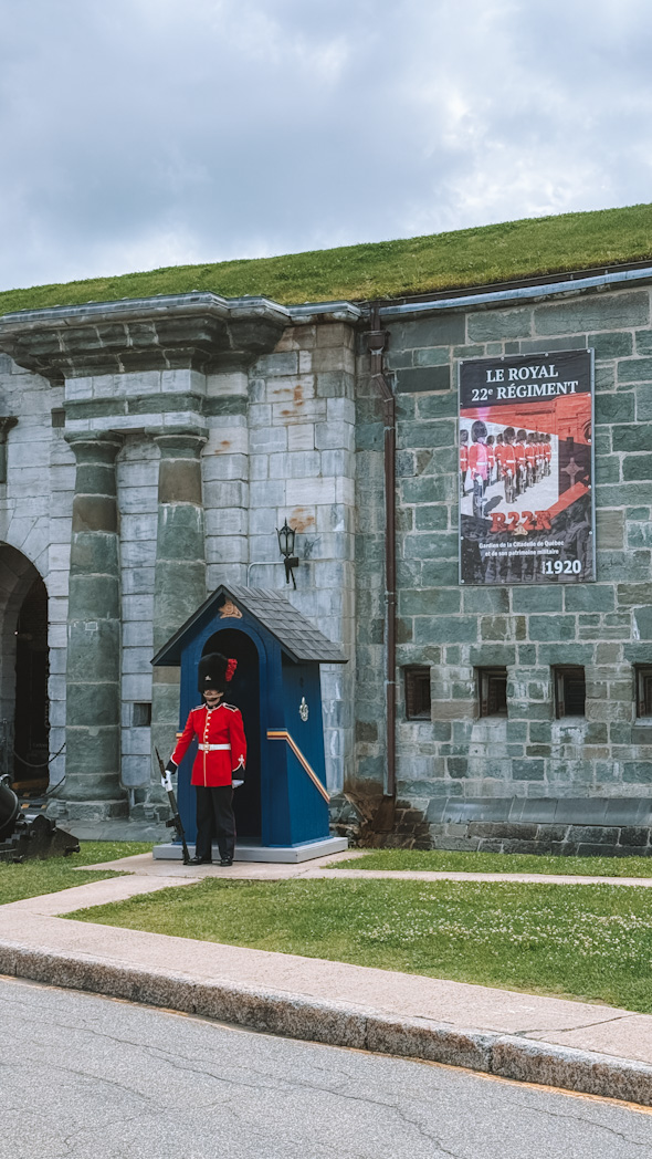 Garde en uniforme devant la Citadelle de Québec