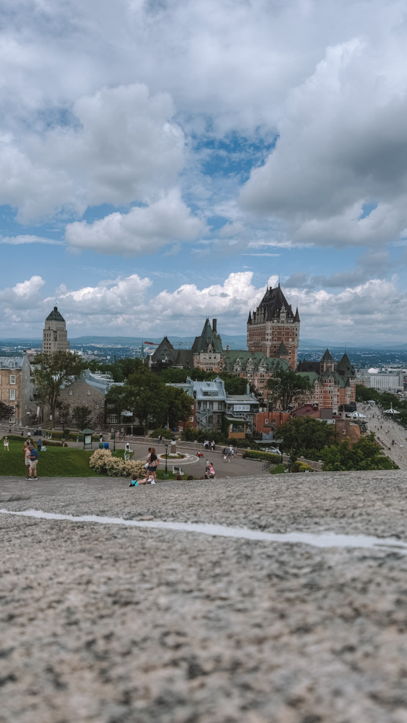 Vue sur le Château Frontenac depuis la Citadelle de Québec, forteresse historique du Vieux-Québec
